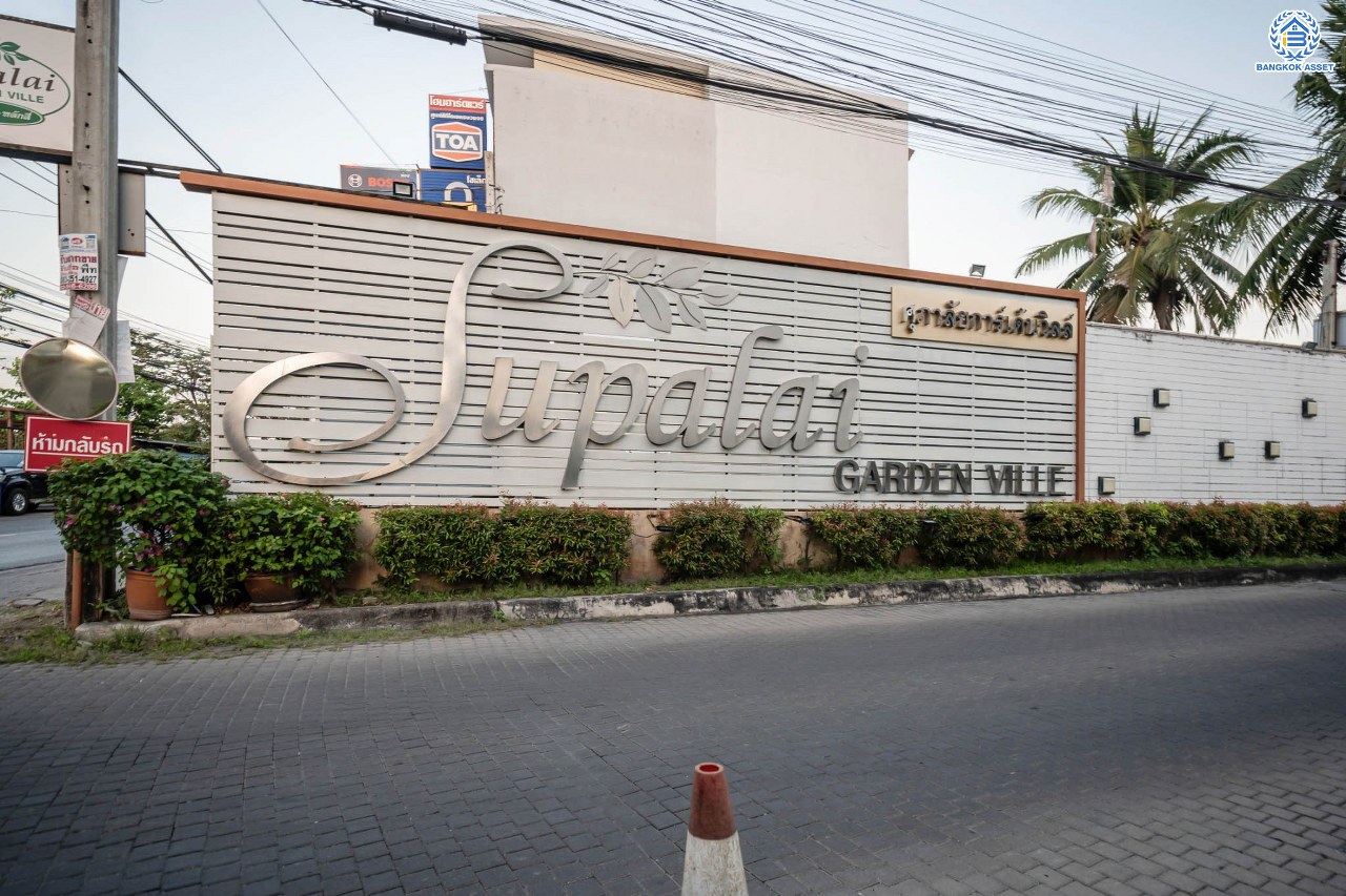 บ้านมือสองตกแต่งใหม่ โครงการ ศุภาลัยการ์เด้นวิลล์ แจ้งวัฒนะ-หลักสี่ เนื้อที่กว่า 63.7 ตร.ว. ฟังก์ชันครบ 3 ห้องนอน 3 ห้องน้ำ 2 ที่จอดรถ บ้านสวย พร้อมเข้าอยู่ ตอบโจทย์ทุกครอบครัว บนทำเลเดินทางสะดวก เข้าสู่ใจกลางเมืองได้อย่างสะดวกสบาย ใกล้ทางด่วนศรีสมานและรถไฟฟ้าสายสีแดง "สถานีดอนเมือง"